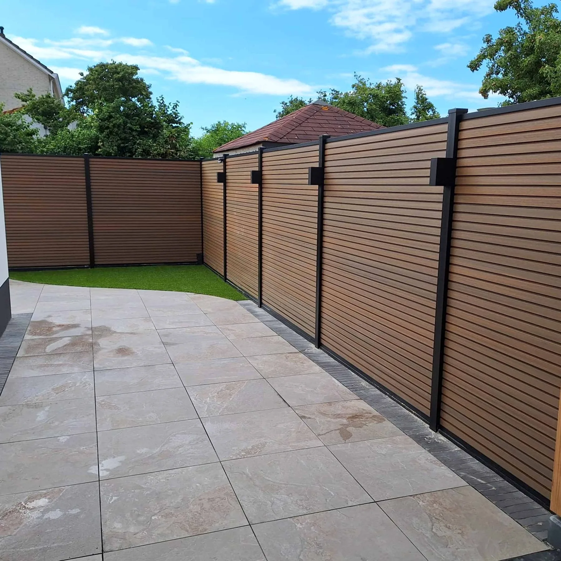 Moderne erfafscheiding en bestrating