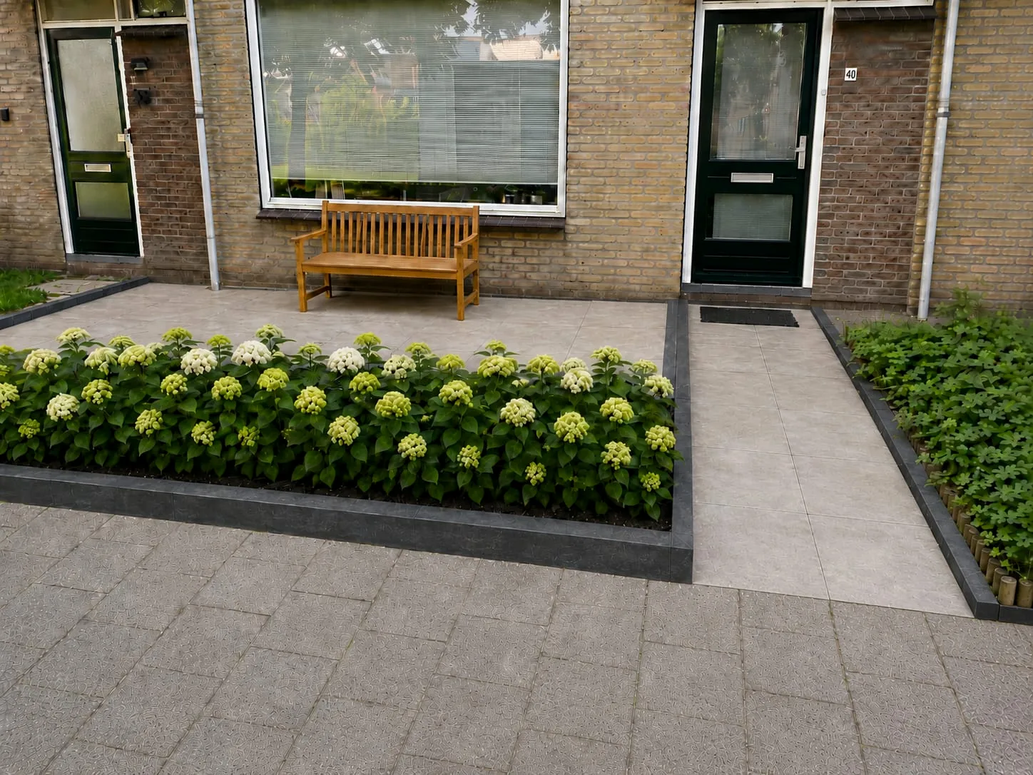 Voortuin met bestrating en beplanting