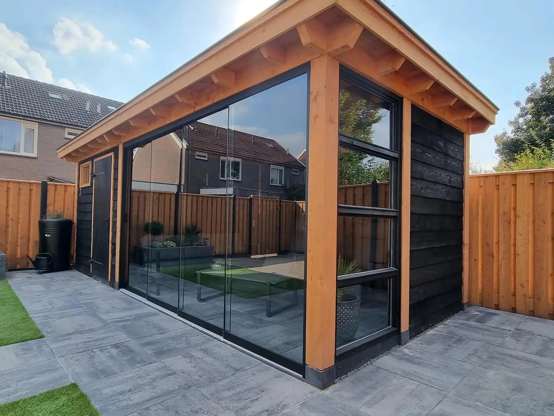 Houten buitenruimte met glas