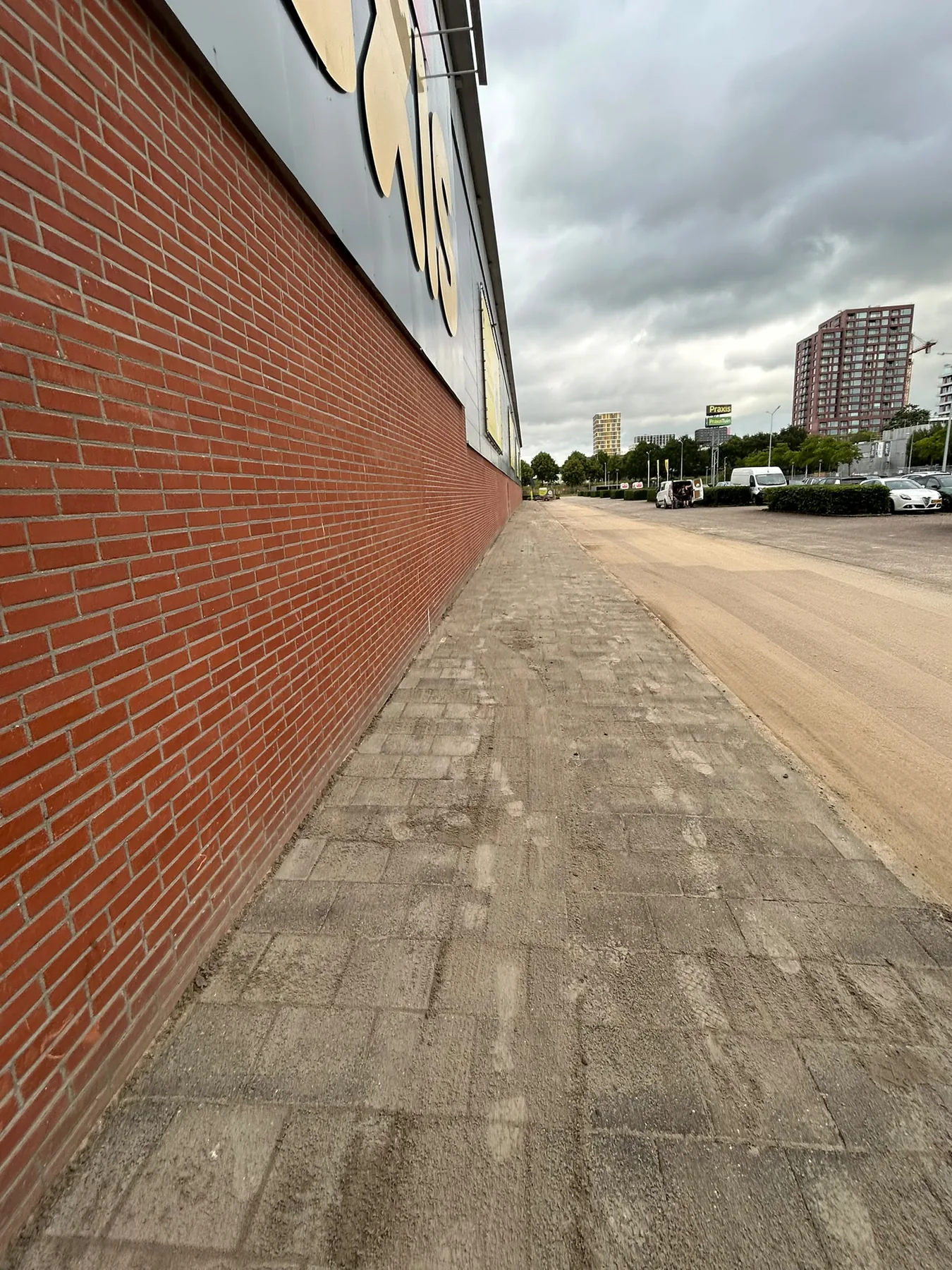 Bestrating langs gebouw
